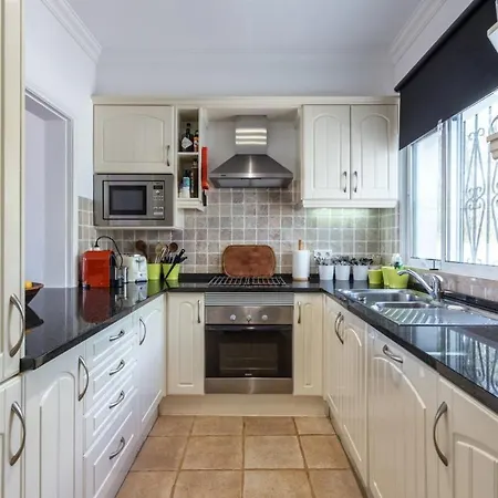 Sleeps 4 With Pool Air Con And Wifi