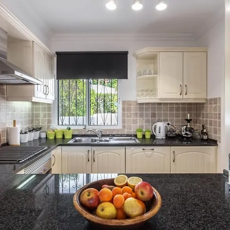 Sleeps 4 With Pool Air Con And Wifi