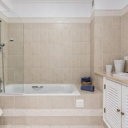 Sleeps 4 With Pool Air Con And Wifi * 발도로보