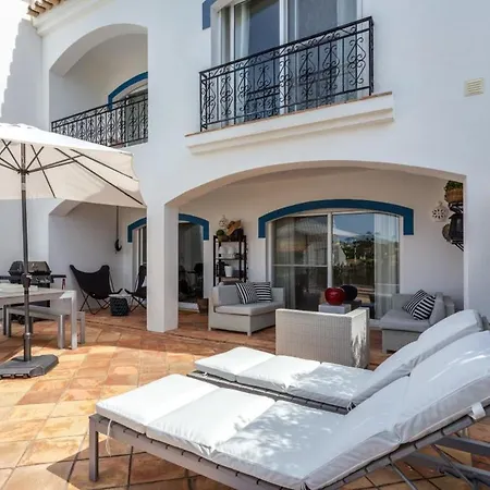 빌라 Sleeps 4 With Pool Air Con And Wifi